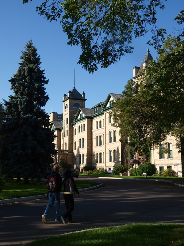 Photo de l’entrée de l’Université de Brandon par une journée ensoleillée d’été
