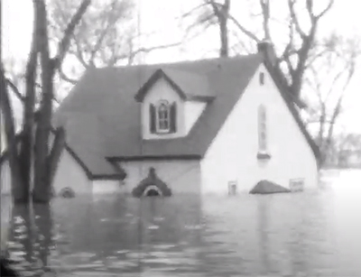 une maison est submerge sous l'eau