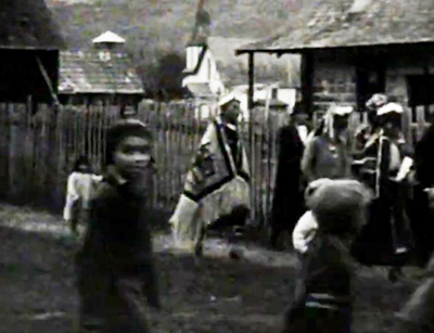 personnes marchant sur la promenade portant une tenue autochtone traditionnelle