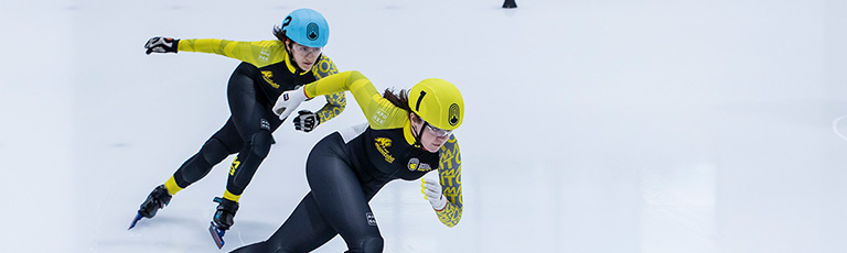 deux personnes faisant du patinage de vitesse sur glace