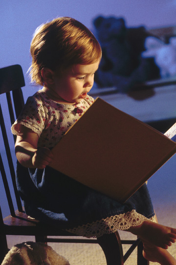 photo d'un enfant en lisant un livre