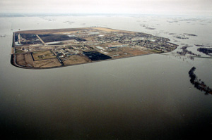 Aerial image of flooding around the Morris ring dike, 1997