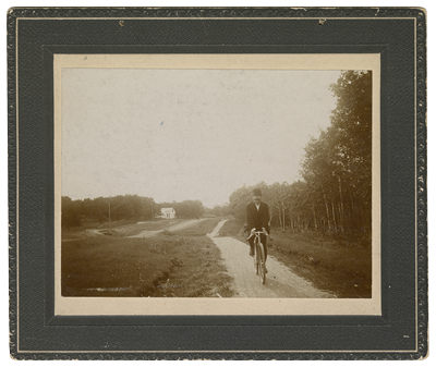 Cycliste sure un sentier le long de l'avenue Portage